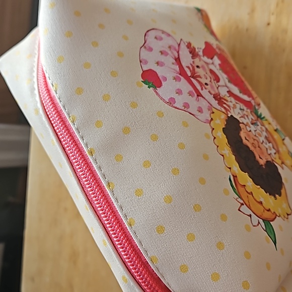 STRAWBERRY SHORTCAKE COSMETIC CASE - Picture 11 of 12